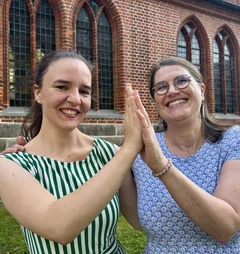 Zwei Frauen vor einer Kirche