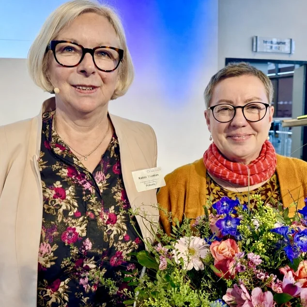 Zwei Frauen schauen in die Kamera