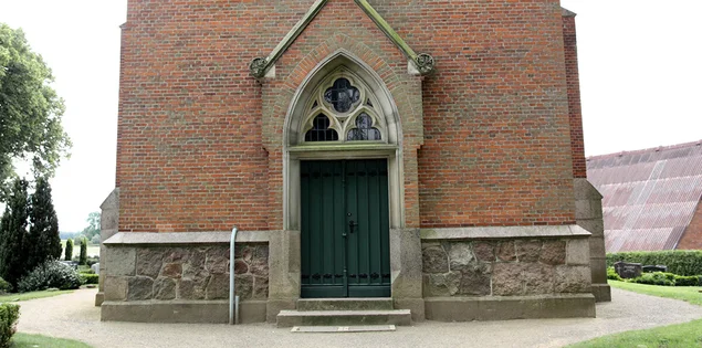 Der Eingang der Katharinenkapelle in Witzeeze