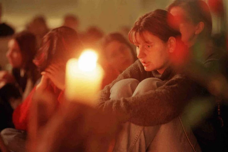 Ruhige Gesichter im Kerzenschein