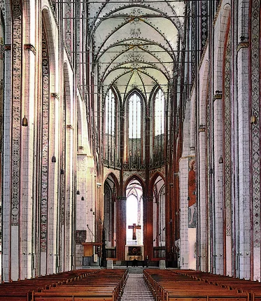Blick durch das gesamte Hauptschiff auf den Altar von St. Marien
