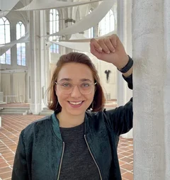 Eine Frau steht in einer Kirche