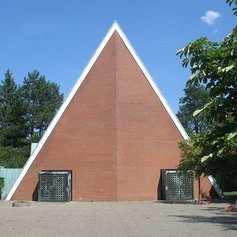 Außenansicht der Dreifaltigkeitskirche von der Seite der beiden Eingänge