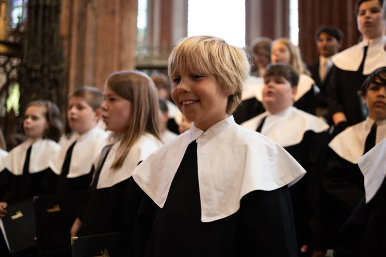 Jungen der Lübecker Knabenkantorei in Chorkleidung.