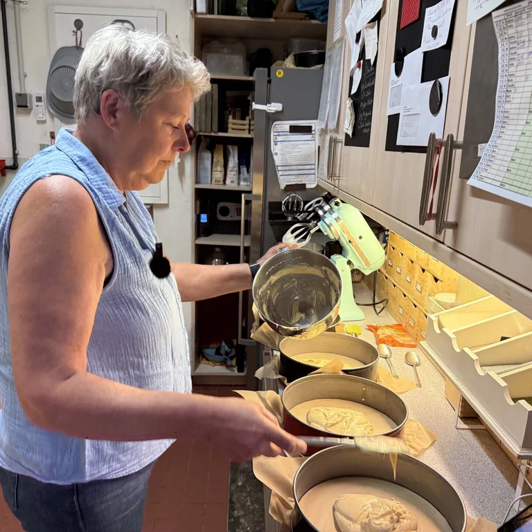 Eine Frau mit einer Torte