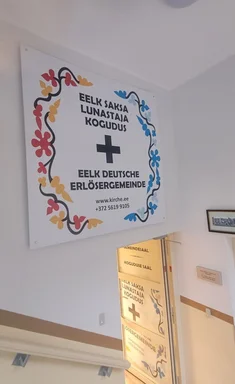 Schilder in der Deutschen Erlösergemeinde in Tallinn