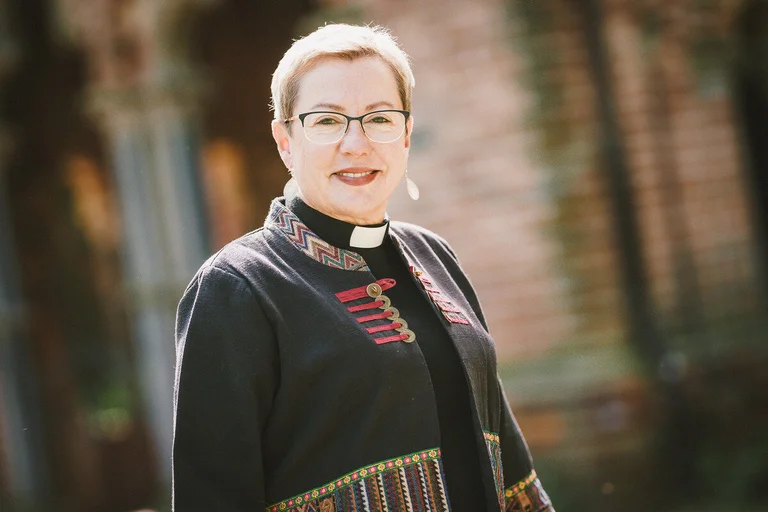 Frau schaut in die Kamera