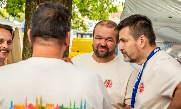 Teamgespräch auf dem Drachenbootrennen