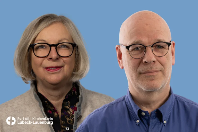 Eine Frau und ein Mann blicken freundlich in die Kamera