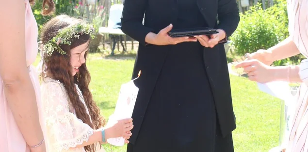Pastorin bei der Gartentaufe
