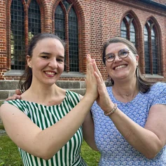 Zwei Frauen vor einer Kirche