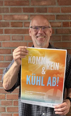 Mensch zeigt ein Plakat