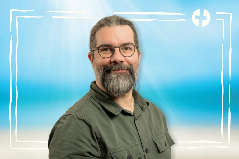 Einn Mann lächelt in die Kamera
