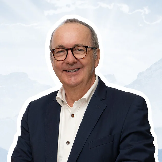 Ein Mann lächelt in die Kamera