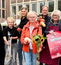 Eine Gruppe von Menschen mit reichlich Obst und Gemüse in den Händen