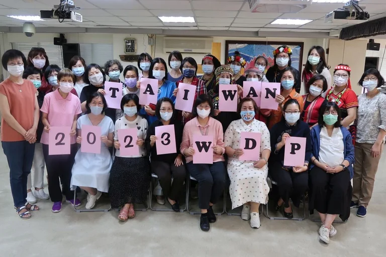 Frauenkomitee Taiwan halten Schilder hoch auf den steht, Taiwan 2023 WDP