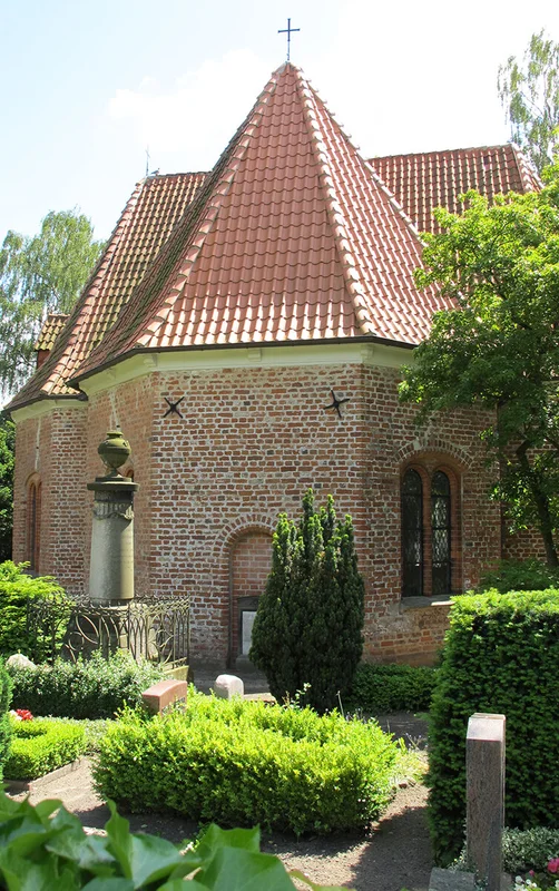 St.-Jürgen-Kapelle - Friedhof im Vordergrund
