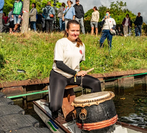 Amelie Höls sitzt als Taktgeberin auf dem Boot