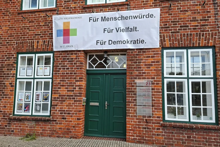 Demokratiebanner am Eingang Gemeindehaus