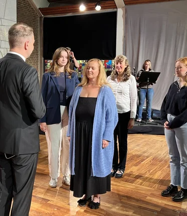 Menschen in einer Kirche