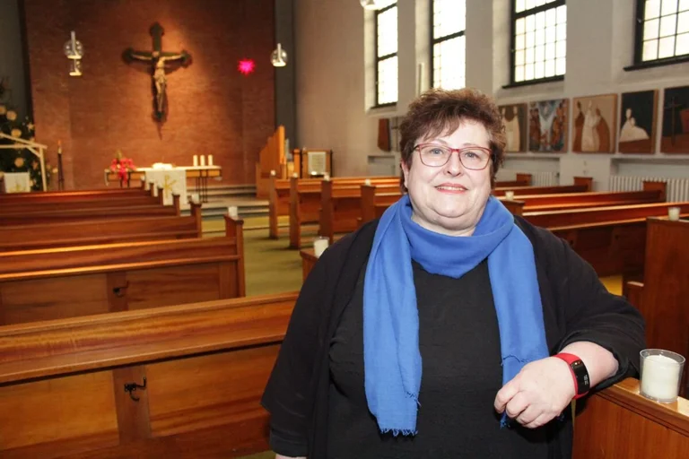 Frau in einer Kirche