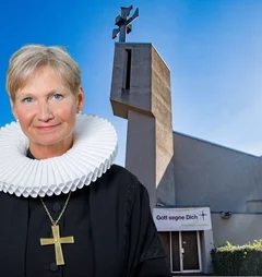 Eine Frau im Talar vor der Kreuzkirche