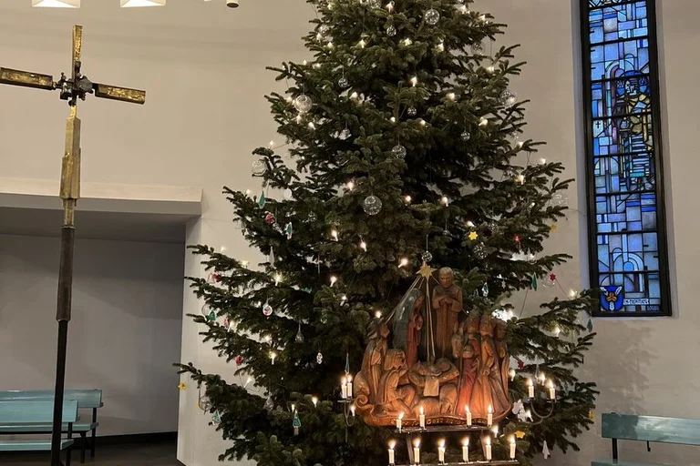 Geschmückter Weihnachtsbaum in der Aumühler Kirche 2023
