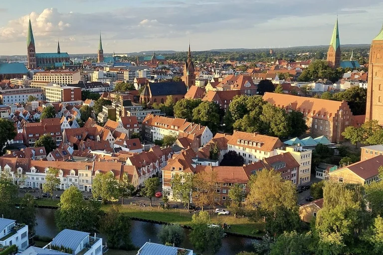 Eine Luftaufnahme der Lübecker Altstadt mit den sieben Türmen.