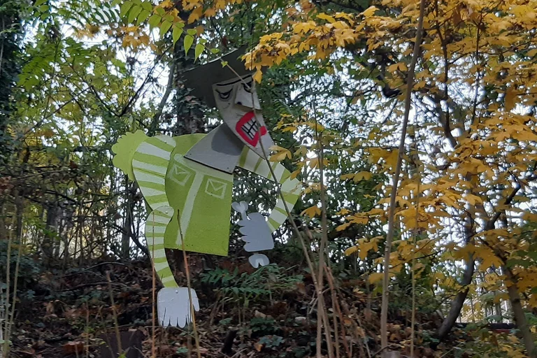Drache hängt im Baum