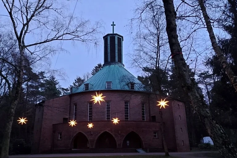 Die Aumühler Kirche im Advent mit Sternen