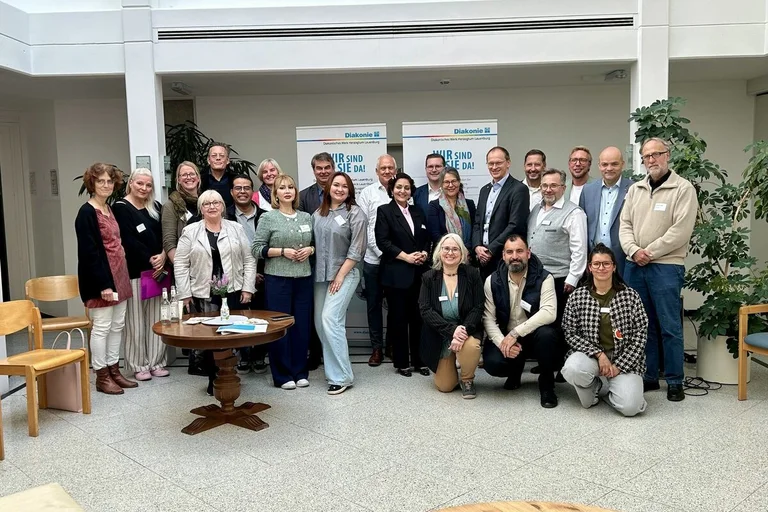 Menschen stehen für ein Foto zusammen