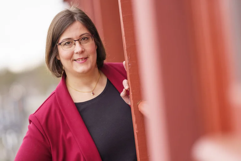 Eine Frau schaut in die Kamera. 