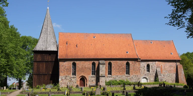Außenansicht der Maria-Magdalenen-Kirche Mustin von der Seite