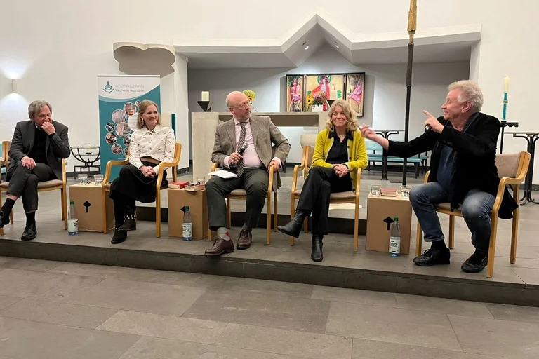 Auf dem Podium saßen Ann-Christin von Steinaecker, Fachschaftsleiterin  Musik an der Sachsenwaldschule Gymnasium Reinbek, Birgit Erz, Violinisten im weithin bekannten Trio Boulanger aus Aumühle, Professor Elmar Lampson, Komponist von zeitgenössischer Musik und ehemaliger Präsident der Hochschule für Musik und Theater in Hamburg sowie Gerhard Kappelhoff, Musiktherapeut an der Kinderkrebs-Abteilung des Universitäts-Klinikum Hamburg-Eppendorf. Moderiert wurde die Veranstaltung vom Kulturbeauftragten der Evangelischen Kirche in Deutschland, Professor Dr. Johann Hinrich Claussen.