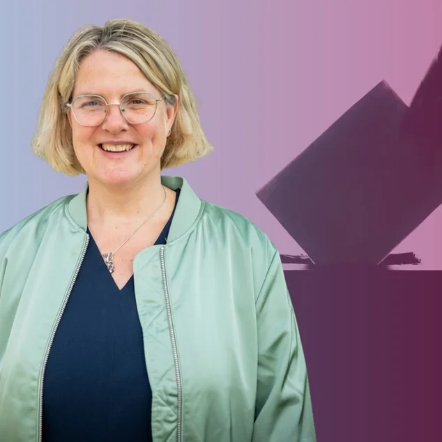 Eine Frau vor einer Wahlurne