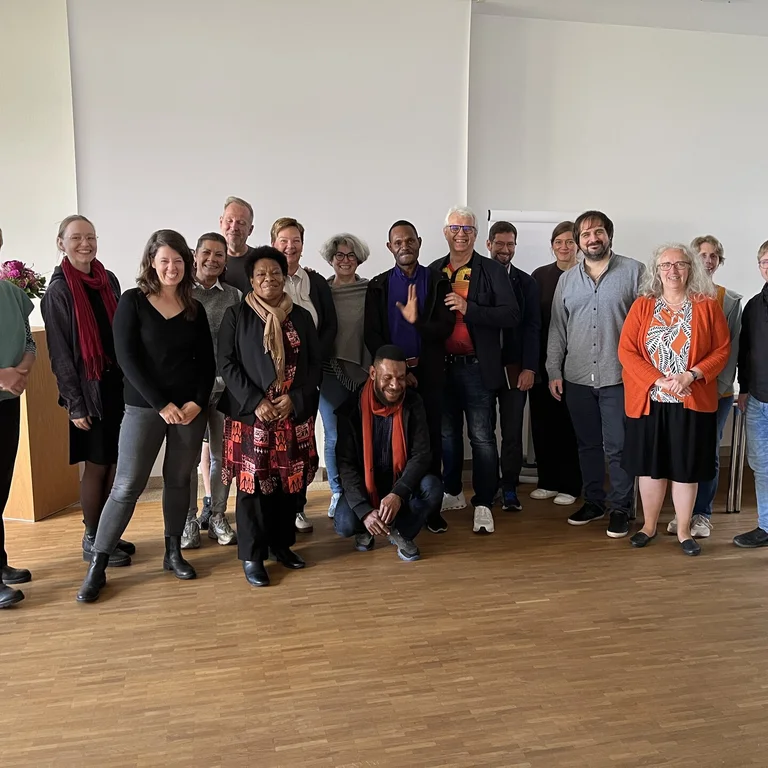 Gruppenfoto in einem hellen Saal