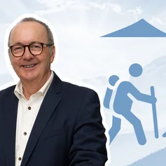 Ein Mann lächelt in die Kamera