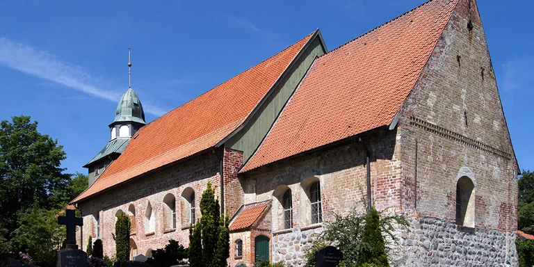 Außenansicht St. Georg auf dem Berge von schräg hinten