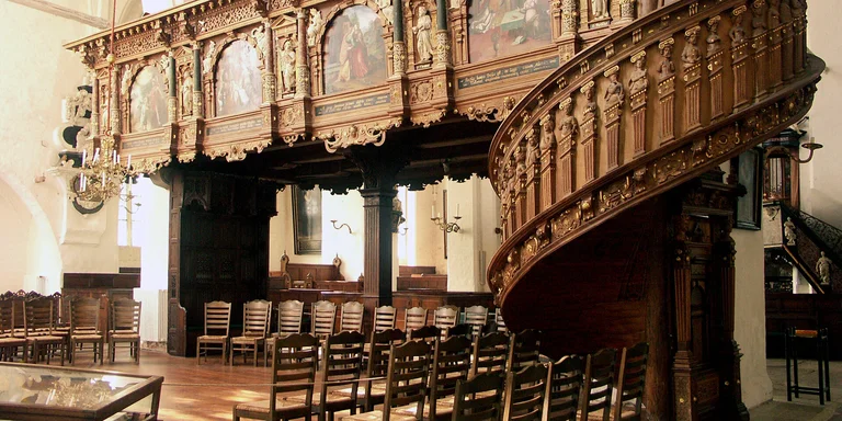 Blick auf den reich verzierten Singechor und dessen Aufgang in St. Aegidien