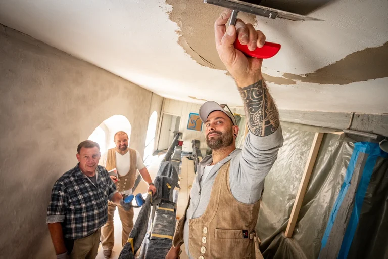 Kirchenbauhütte Siebenbäumen - Mitarbeitende bei der Arbeit