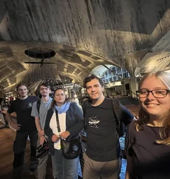 Junge Menschen schauen freundlich in die Kamera.