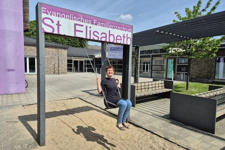 Pastorin auf Schaukel