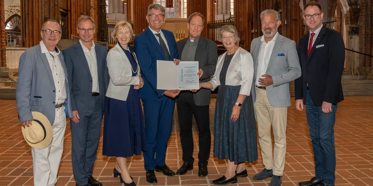 Gruppenbild in einer Kirche