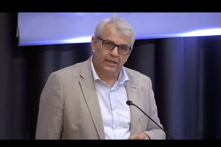 Bildschirmfoto eines sprechenden Mannes 