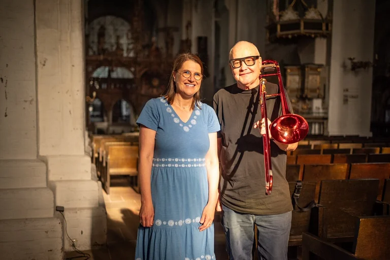 Zwei Personen in einer Kirche