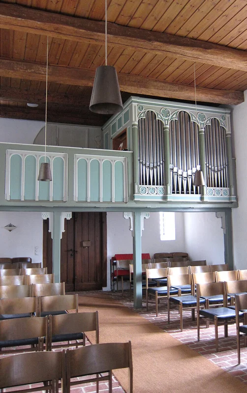 Blick vom Altar aus auf Empore und Orgel von St. Lorenz Schmilau