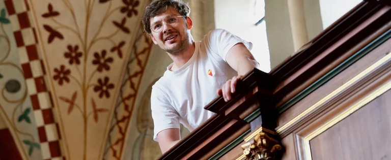 Ein Mann in einer Kirche