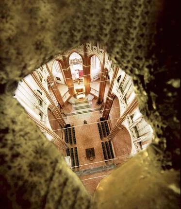 Der Innenraum einer großen Kirche aus dem Dach, durch Glaswolle fotografiert