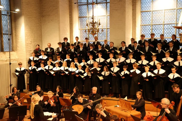 Knabenchor singt in einer Kirche