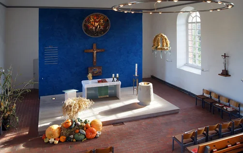 Innenansicht der St.-Andreas-Kirche in Sahms von der Empore aus gesehen